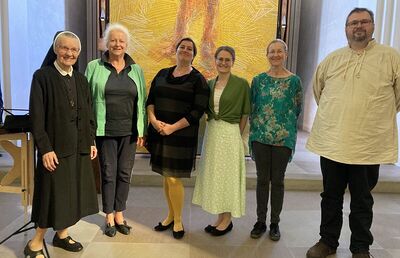 Die Musizierenden (v. r.) Christian Scharmann (Schäferpfeife), Uta Istfanous (Orgel), Sonja Schadler (Gesang), Maria Ladenhauf (Hackbrett), Hermine Crespo (Querflöte) mit Sr. Magda Schmidt.Foto:Gertraud Schaller-Pressler hochgeladen von SONNTAGSBLATT