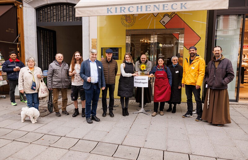 von rechts nach links: P. Andreas Holl OFM, Lothar Heinrich, Sr. Magda Schmidt, Daniela Felber, Br. Nikodemus Glößl OFM, Resa Stelzer, Ewald Pristavec, Karl Steininger, Michael Wieser, Gäste der AnsprechBAR